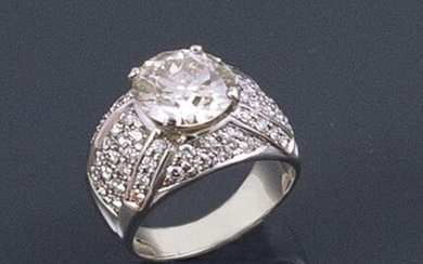 RING in 18K white gold holding a 3.95 carat central...