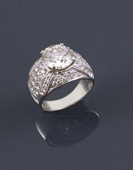 RING in 18K white gold holding a 3.95 carat central...