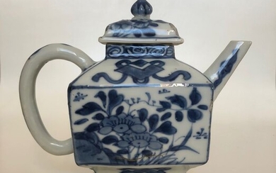 Rare Chinese porcelain teapot - Porcelain - Flowers - China - Kangxi (1662-1722)