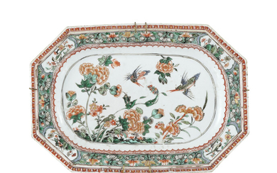 Ravier octogonal en porcelaine famille verte, Chine, dynastie Qing, époque Kangxi, décor de fleurs, insectes et oiseaux, l. 32 cm
