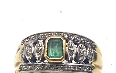 Ring 18 kt gold ring with emerald and diamonds