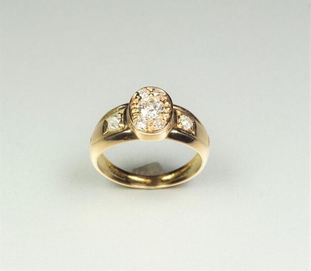 Ring in 18K (750/oo) yellow gold, the oval plate centered...