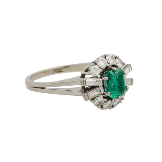 Ring mit Smaragd und Diamanten von zus. ca. 0,5 ct
