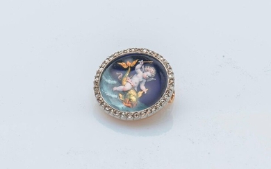 Round pendant in pink gold (750 thousandths) and platinum (850 thousandths), adorned with a painted miniature of a cherub riding a dolphin, surrounded by rose-cut diamonds.