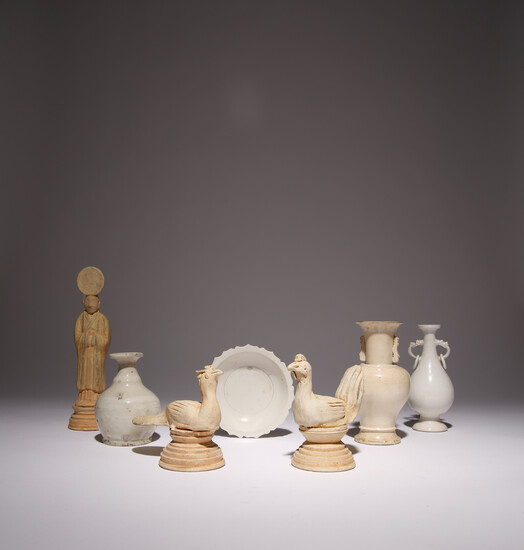 SEVEN CHINESE CERAMIC ITEMS