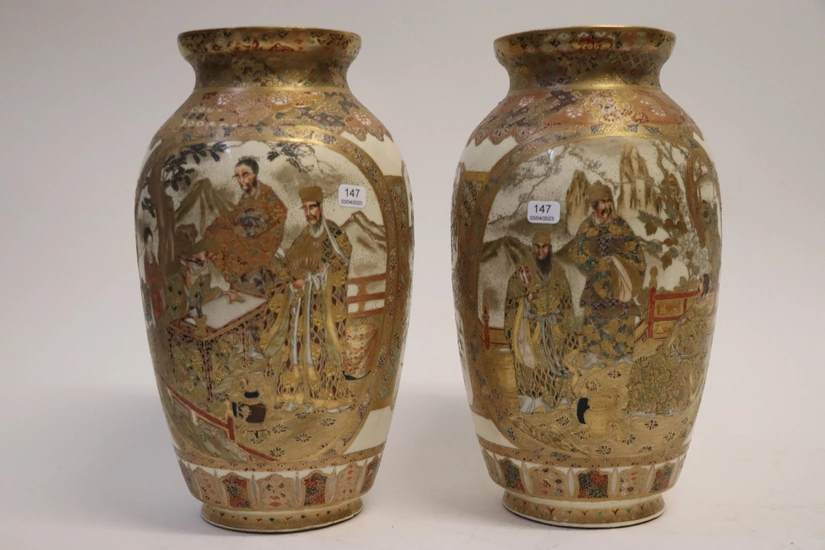 Satsuma. Paire de vases de forme cylindrique à évasement en faïence craquelée polychrome et or...