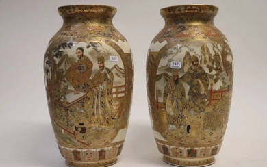 Satsuma. Paire de vases de forme cylindrique à évasement en faïence craquelée polychrome et or...