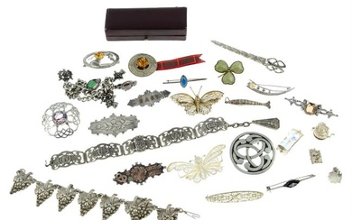 Selection of silver brooches & Scottish jewellery