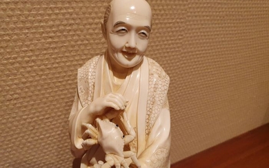 Statue (1) - Ivory - Fisherman with crab (Okimono) - Japan - 19th century