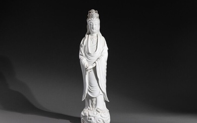 Statuette de Guanyin en porcelaine blanche debout sur un nuage, les mains jointes, vêtue d'une...