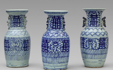 Tre vasi in porcellana di Cina bianca e blu decorati con ideogrammi,...