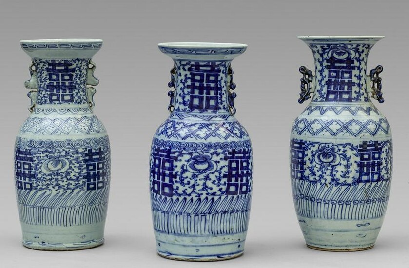 Tre vasi in porcellana di Cina bianca e blu