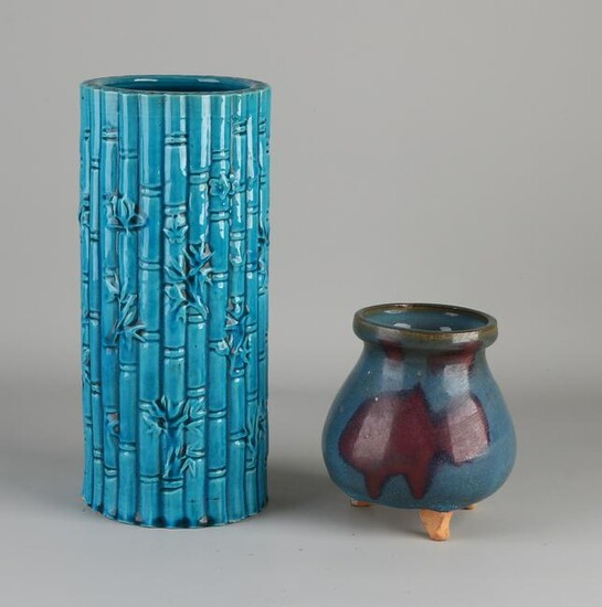 Two parts of Chinese porcelain. 1x brush vase with