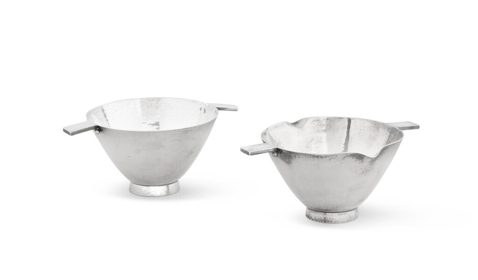 Two silver cups of same pattern, Jensen, Copenhagen, modern | Deux coupes de même modèle en argent martelé, Jensen, Copenhague, moderne