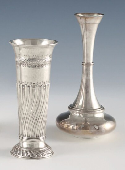 Un vaso a tromba in argento con decorazione... - Lot 547 - Pierre Bergé & Associés