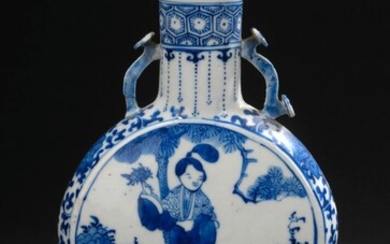 Vase gourde en porcelaine bleu blanc Chine, fin du XIXe-début du XXe siècle La panse...