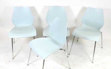 Vico MAGISTRETTI (1920-2006) pour KARTELL. Suite de quatre chaises modèle "MAUI" en plastique moulé bleu...