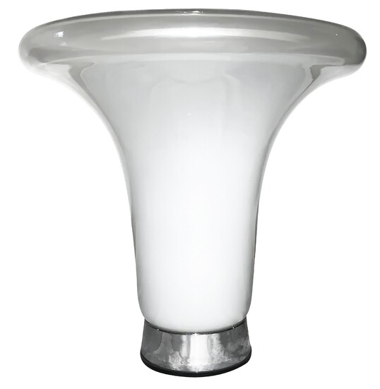 Vistosi, conçu par Gino Vistosi, un modèle Comare, années 1970. Lampe de table en blanc...