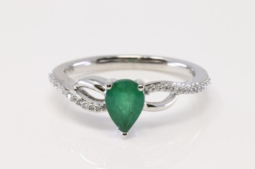 White Gold Emerald Diamond Ring.