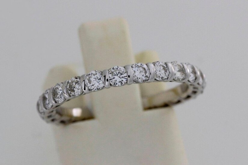 White gold wedding band set with 24 brilliants totalling approximately 1.6 carat - Finger size 52. Gross weight: 2.4 g