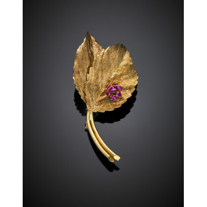 Yellow partly glazed gold leaf brooch accented with synthetic rubies, g 14.20 circa, length cm 7.30 circa.Read more