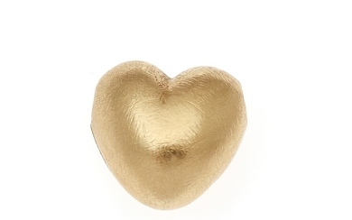 Ole Lynggaard: A heart-shaped 14k gold clasp with satin finish. 11.5×11.5 mm.