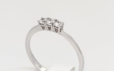 18 kt trilogy ring in 18 kt white gold with zircons