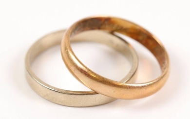 2 gold wedding rings (750), one in white gold, the other in yellow gold. Weight : 6.8 gr