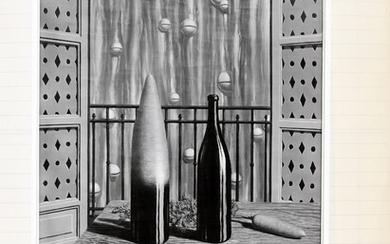35 photos en n/bl d'oeuvres de Magritte. Formats divers; divers cachets de photographes au verso....