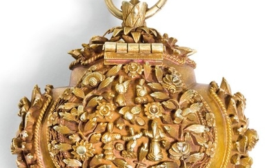 A GOLD PENDANT BETEL NUT BOX, PROBABLY CANTON, MID 19TH CENTURY