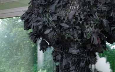 Suspension sphérique, XXIe s., recouverte par un filin treillagé noir agrémenté de plumes et de fleurs en tissu, h. 190 cm, diam. 100 cm