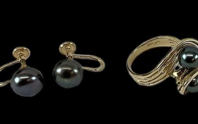 A 14ct yellow gold black pearl set ring, size L,...
