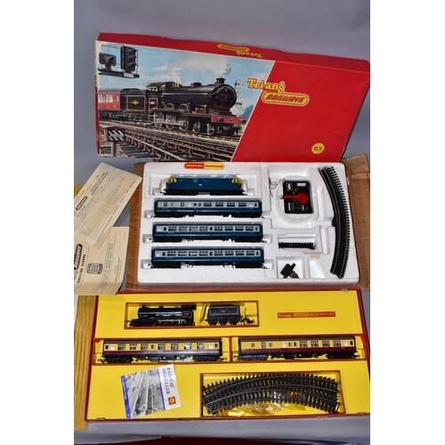 A BOXED TRI-ANG RAILWAYS OO GAUGE TRAIN SET, No.RS29, compri...