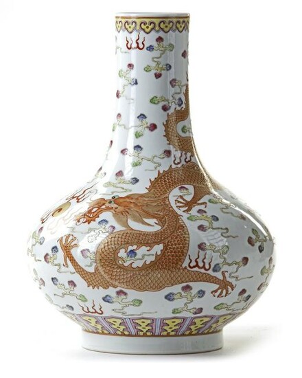 A CHINESE FAMILE ROSE 'DRAGONS' VASE, 19TH-20TH CENTURY