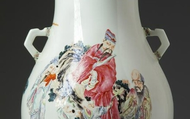 A CHINESE FAMILLE ROSE VASE, CHINA, 20TH CENTURY