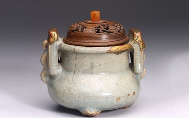 A CHINESE JUN WARE TRIPOD CENSER WITH COVER