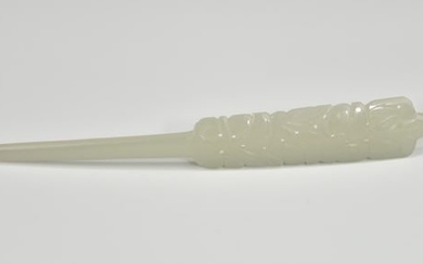 A CHINESE QING DYNASTY PALE CELADON JADE EAR SPOON HAIRPIN