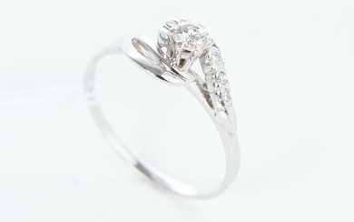 A DIAMOND DRESS RING IN 14CT WHITE GOLD, TOTAL DIAMOND ESTIMATED 0.26CT, SIZE O, 2.2GMS