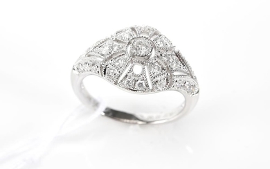 A DIAMOND PLAQUE RING IN 18CT WHITE GOLD, SIZE M