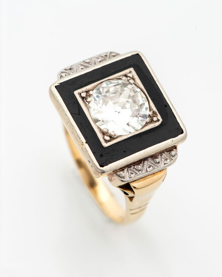 A Fine 14K Gold Diamond and Onyx Solitaire Ring