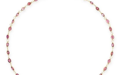 A GARNET CHAIN NECKLACE in yellow gold, comprising a