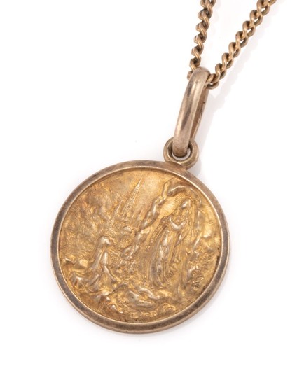 A GOLD PENDANT NECKLACE; 9ct curb chain, 2.67g, attached with an 18ct religious medal, 2.01g.