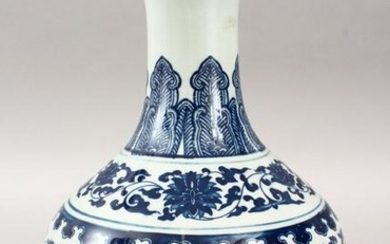 A GOOD CHINESE MING STYLE BLUE & WHITE PORCELAIN VASE