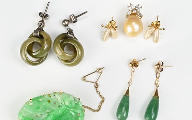 A GROUP OF GOLD, JADE AND PEARL JEWELLERY ITEMS,...