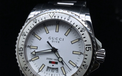 A GUCCI DIVE WATCH, WHITE DIAL AND BATONS, ON A STAINLESS STEEL BRACELET STRAP WITH A BUTTERFLY