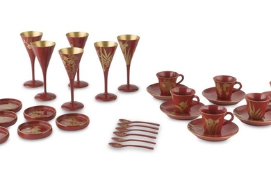 A JAPANESE RED AND GOLD LAQUERED WOOD SERVICE FIRST HALF OF THE 20TH CENTURY.