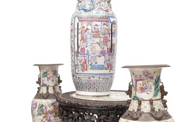 A LARGE LATE 19TH CENTURY CHINESE FAMILLE ROSE PORCELAIN VASE