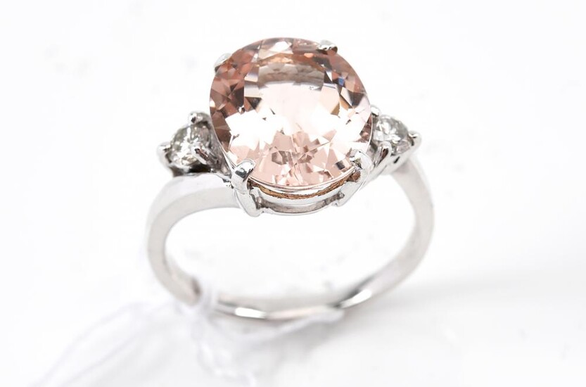 A MORGANITE AND DIAMOND DRESS RING IN 18CT WHITE GOLD, SIZE L, 4.5GMS