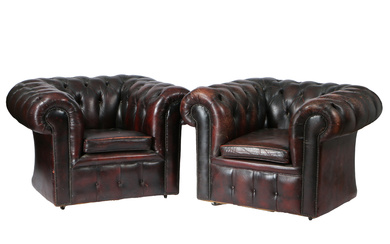 A PAIR OF 20TH CENTURY LEATHER CHESTERFIELD ARMCHAIRS.