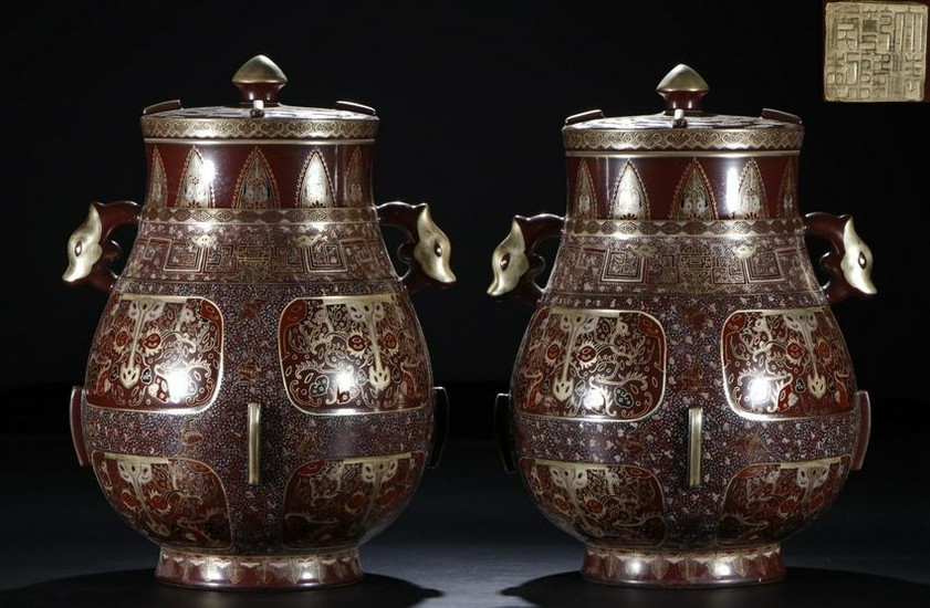A PAIR OF 'QIANLONG'MARK VIOLET GOLD GLAZE OUTLINE IN